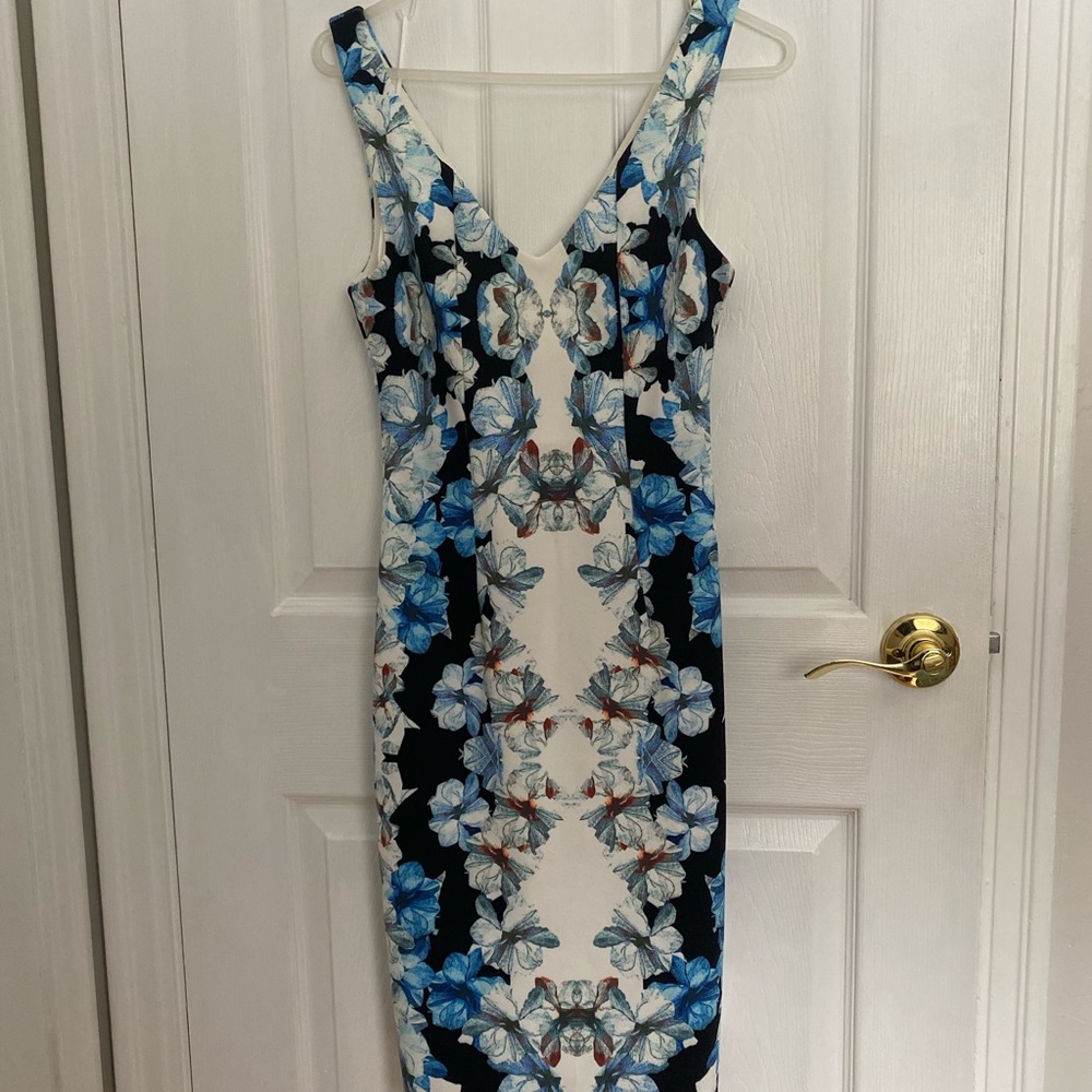 Floral dress. Body hugging